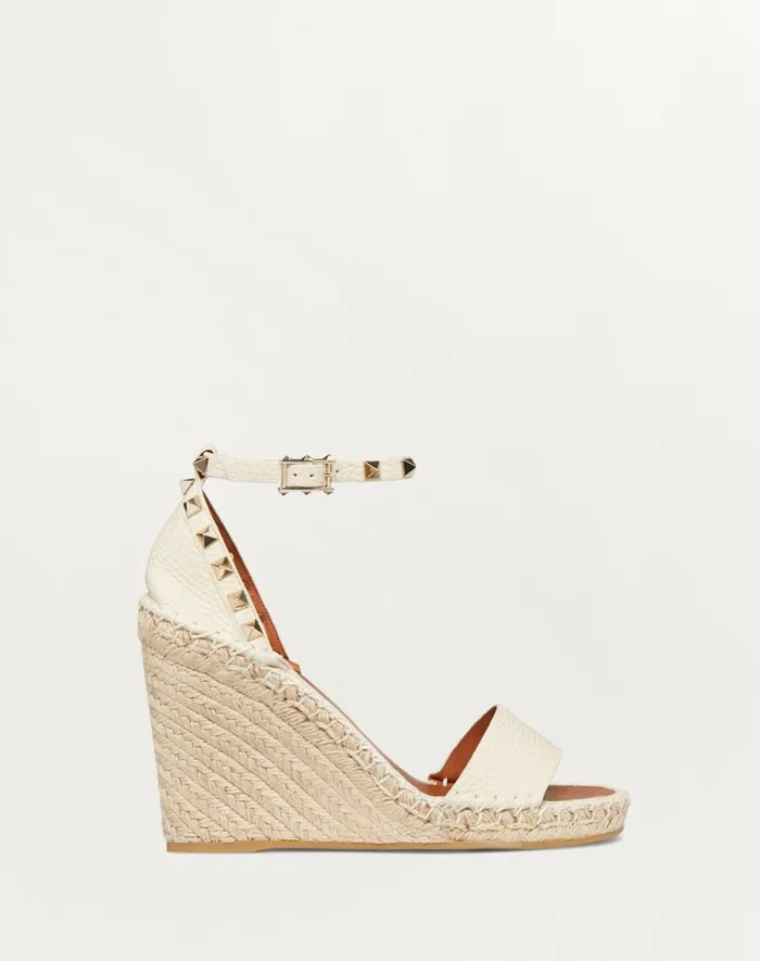 Valentino Espadrilles And Wedges Woman Double Rockstud Grainy Calfskin Wedge Sandal 105 Mm For Woman In Poudre Poudre