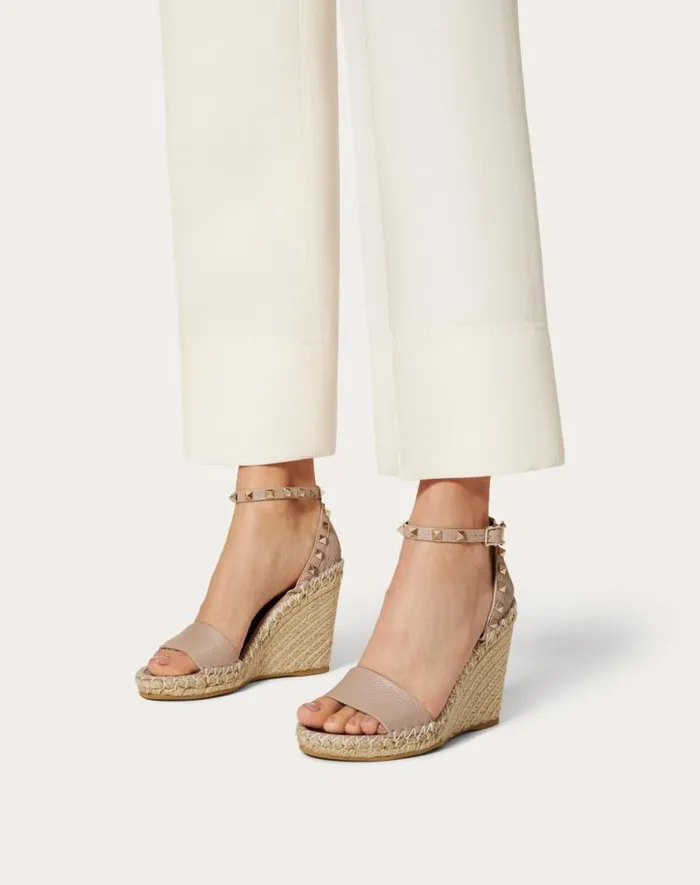 Valentino Espadrilles And Wedges Woman Double Rockstud Grainy Calfskin Wedge Sandal 105 Mm For Woman In Poudre Poudre Valentino Espadrilles And Wedges Woman Double Rockstud Grainy Calfskin Wedge Sandal 105 Mm For Woman In Poudre Poudre