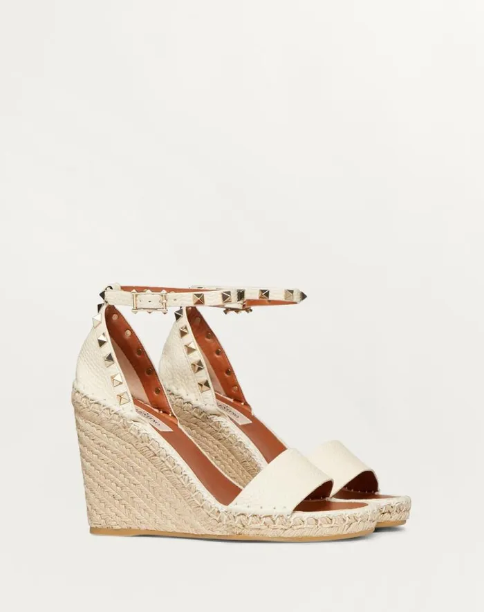 Valentino Espadrilles And Wedges Woman Double Rockstud Grainy Calfskin Wedge Sandal 105 Mm For Woman In Poudre Poudre Valentino Espadrilles And Wedges Woman Double Rockstud Grainy Calfskin Wedge Sandal 105 Mm For Woman In Poudre Poudre