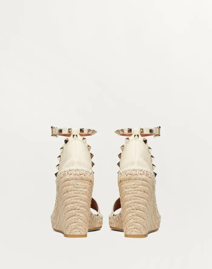 Valentino Espadrilles And Wedges Woman Double Rockstud Grainy Calfskin Wedge Sandal 105 Mm For Woman In Poudre Poudre Valentino Espadrilles And Wedges Woman Double Rockstud Grainy Calfskin Wedge Sandal 105 Mm For Woman In Poudre Poudre