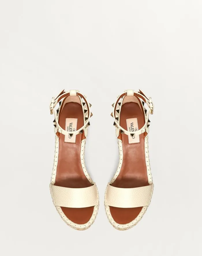 Valentino Espadrilles And Wedges Woman Double Rockstud Grainy Calfskin Wedge Sandal 105 Mm For Woman In Poudre Poudre Valentino Espadrilles And Wedges Woman Double Rockstud Grainy Calfskin Wedge Sandal 105 Mm For Woman In Poudre Poudre