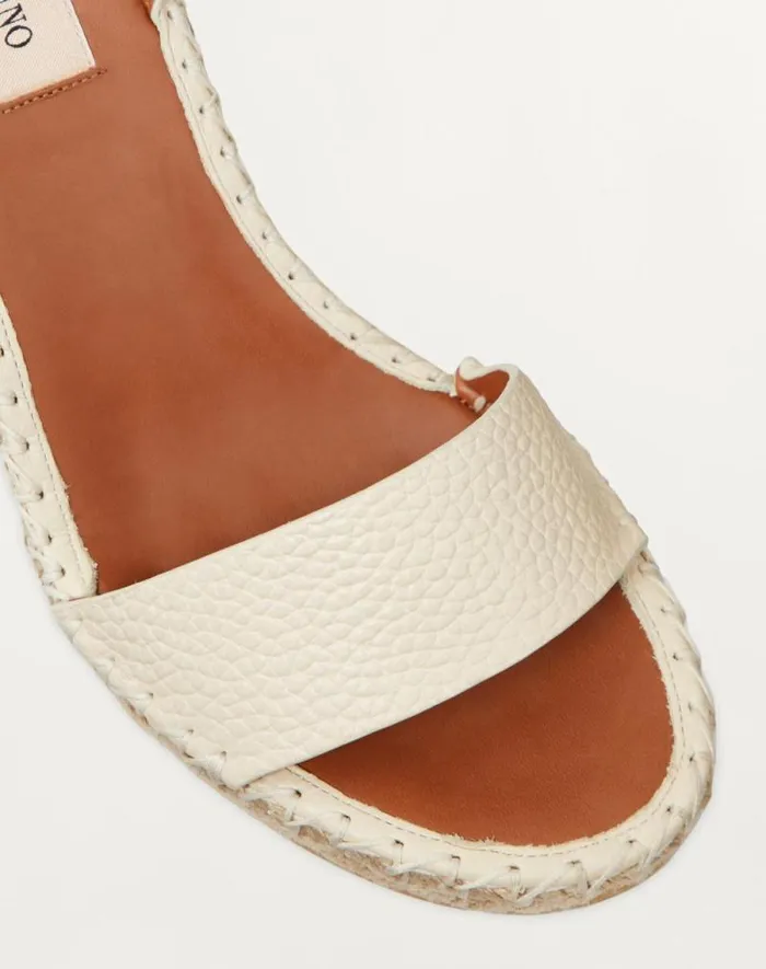 Valentino Espadrilles And Wedges Woman Double Rockstud Grainy Calfskin Wedge Sandal 105 Mm For Woman In Poudre Poudre Valentino Espadrilles And Wedges Woman Double Rockstud Grainy Calfskin Wedge Sandal 105 Mm For Woman In Poudre Poudre
