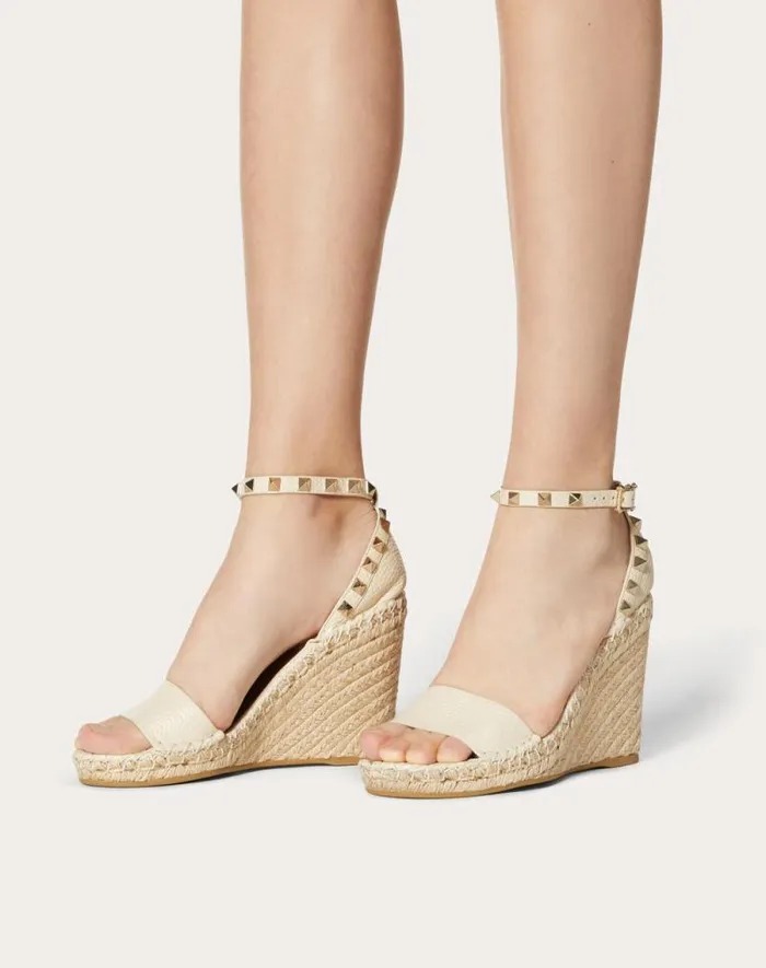 Valentino Espadrilles And Wedges Woman Double Rockstud Grainy Calfskin Wedge Sandal 105 Mm For Woman In Poudre Poudre Valentino Espadrilles And Wedges Woman Double Rockstud Grainy Calfskin Wedge Sandal 105 Mm For Woman In Poudre Poudre