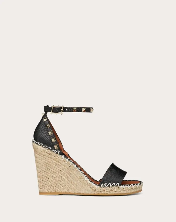 Valentino Espadrilles And Wedges Woman Double Rockstud Grainy Calfskin Wedge Sandal 105 Mm For Woman In Poudre Poudre Valentino Espadrilles And Wedges Woman Double Rockstud Grainy Calfskin Wedge Sandal 105 Mm For Woman In Poudre Poudre