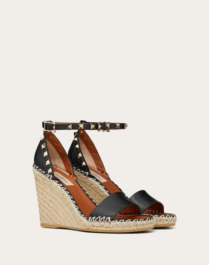 Valentino Espadrilles And Wedges Woman Double Rockstud Grainy Calfskin Wedge Sandal 105 Mm For Woman In Poudre Poudre Valentino Espadrilles And Wedges Woman Double Rockstud Grainy Calfskin Wedge Sandal 105 Mm For Woman In Poudre Poudre