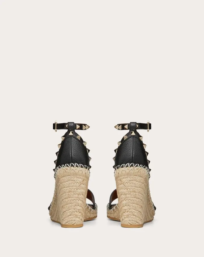Valentino Espadrilles And Wedges Woman Double Rockstud Grainy Calfskin Wedge Sandal 105 Mm For Woman In Poudre Poudre Valentino Espadrilles And Wedges Woman Double Rockstud Grainy Calfskin Wedge Sandal 105 Mm For Woman In Poudre Poudre