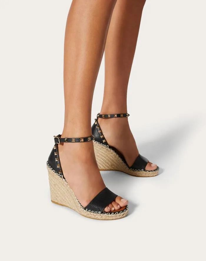 Valentino Espadrilles And Wedges Woman Double Rockstud Grainy Calfskin Wedge Sandal 105 Mm For Woman In Poudre Poudre Valentino Espadrilles And Wedges Woman Double Rockstud Grainy Calfskin Wedge Sandal 105 Mm For Woman In Poudre Poudre