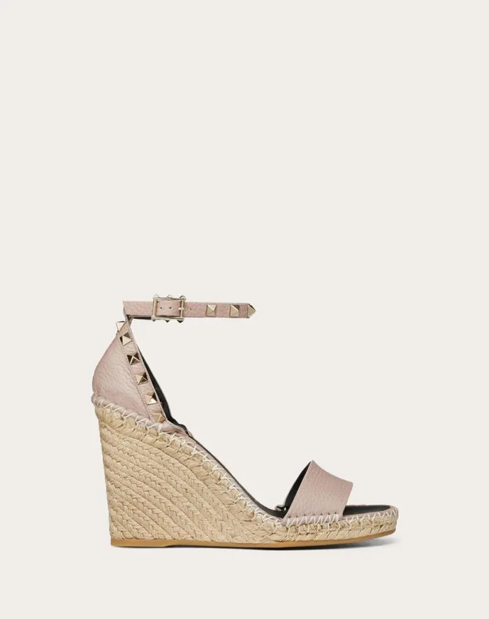 Valentino Espadrilles And Wedges Woman Double Rockstud Grainy Calfskin Wedge Sandal 105 Mm For Woman In Poudre Poudre Valentino Espadrilles And Wedges Woman Double Rockstud Grainy Calfskin Wedge Sandal 105 Mm For Woman In Poudre Poudre