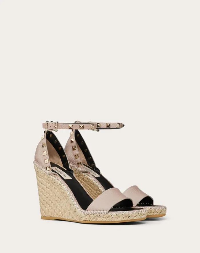 Valentino Espadrilles And Wedges Woman Double Rockstud Grainy Calfskin Wedge Sandal 105 Mm For Woman In Poudre Poudre Valentino Espadrilles And Wedges Woman Double Rockstud Grainy Calfskin Wedge Sandal 105 Mm For Woman In Poudre Poudre