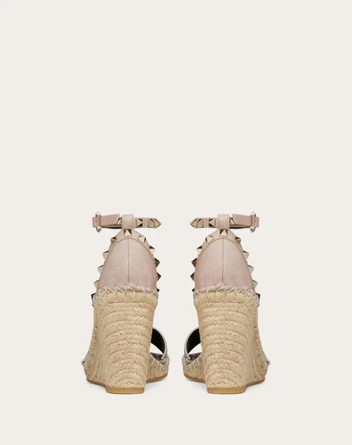 Valentino Espadrilles And Wedges Woman Double Rockstud Grainy Calfskin Wedge Sandal 105 Mm For Woman In Poudre Poudre Valentino Espadrilles And Wedges Woman Double Rockstud Grainy Calfskin Wedge Sandal 105 Mm For Woman In Poudre Poudre
