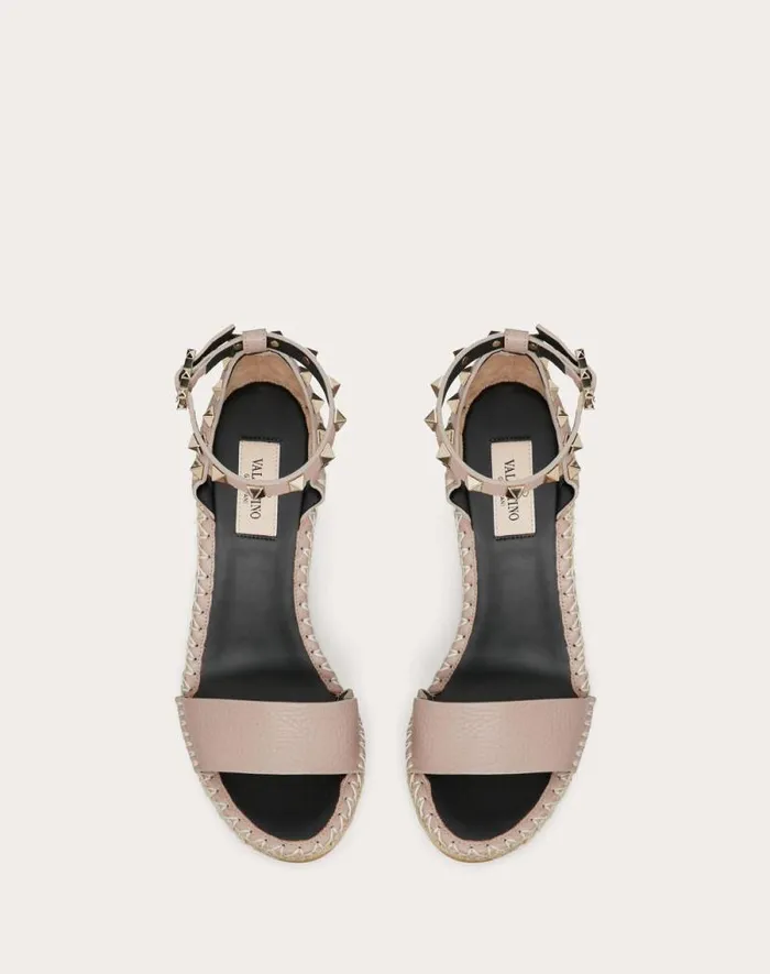 Valentino Espadrilles And Wedges Woman Double Rockstud Grainy Calfskin Wedge Sandal 105 Mm For Woman In Poudre Poudre Valentino Espadrilles And Wedges Woman Double Rockstud Grainy Calfskin Wedge Sandal 105 Mm For Woman In Poudre Poudre