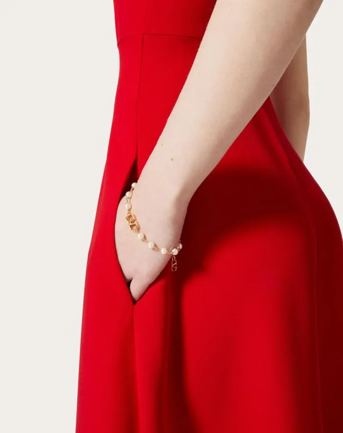 Valentino Jewelry Woman Vlogo Signature Bracelet With Pearls For Woman In Gold Gold Valentino Jewelry Woman Vlogo Signature Bracelet With Pearls For Woman In Gold Gold