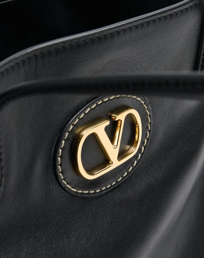 Valentino Totes Woman Valentino Garavani Antibes Medium Calfskin Shopping Bag For Woman In Black Black Valentino Totes Woman Valentino Garavani Antibes Medium Calfskin Shopping Bag For Woman In Black Black