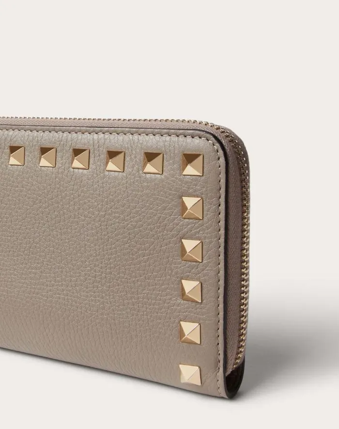 Valentino Wallets And Small Leather Goods Woman Rockstud Grainy Calfskin Zippered Wallet For Woman In Black Black Valentino Wallets And Small Leather Goods Woman Rockstud Grainy Calfskin Zippered Wallet For Woman In Black Black