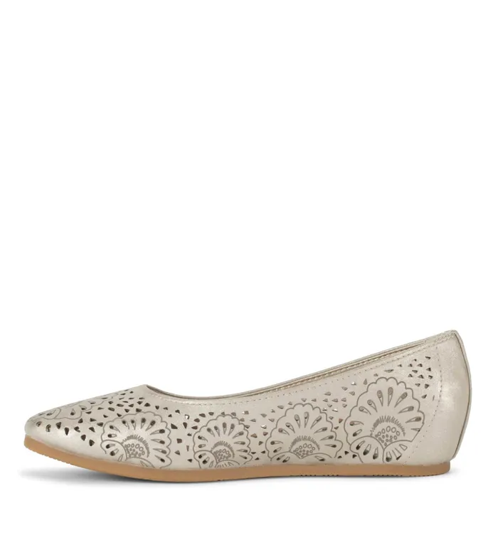 Women Baretraps Flats and Loafers Chika Casual Flat Champagne