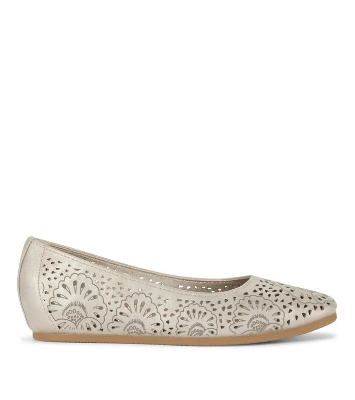 Women Baretraps Flats and Loafers Chika Casual Flat Champagne
