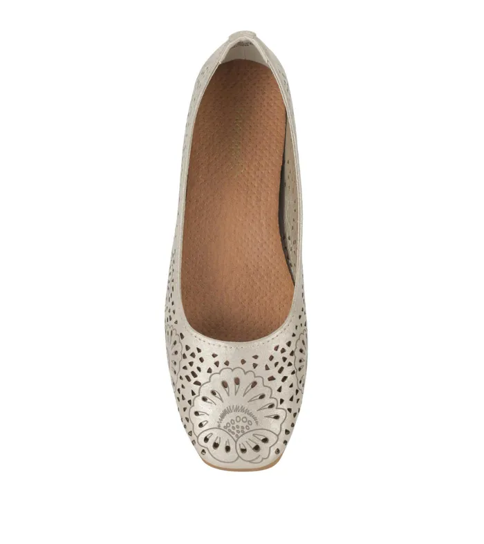 Women Baretraps Flats and Loafers Chika Casual Flat Champagne