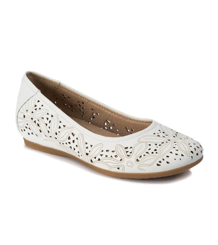 Women Baretraps Flats and Loafers Mariah Casual Flat White