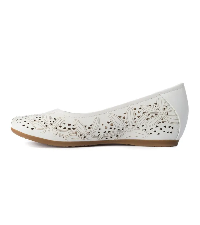 Women Baretraps Flats and Loafers Mariah Casual Flat White