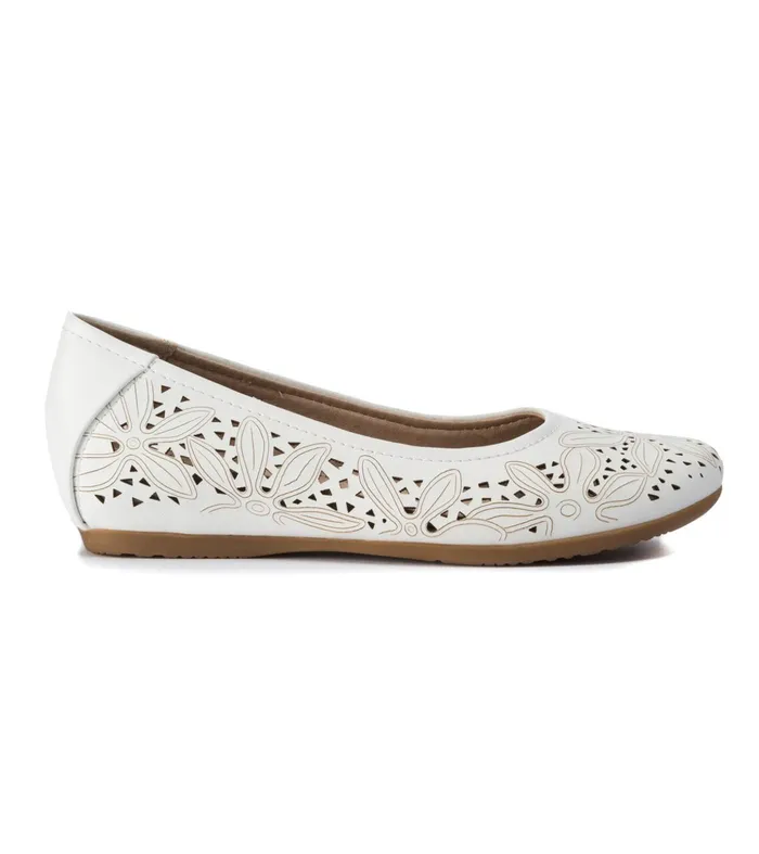 Women Baretraps Flats and Loafers Mariah Casual Flat White