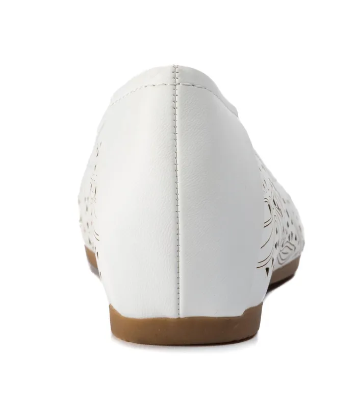 Women Baretraps Flats and Loafers Mariah Casual Flat White