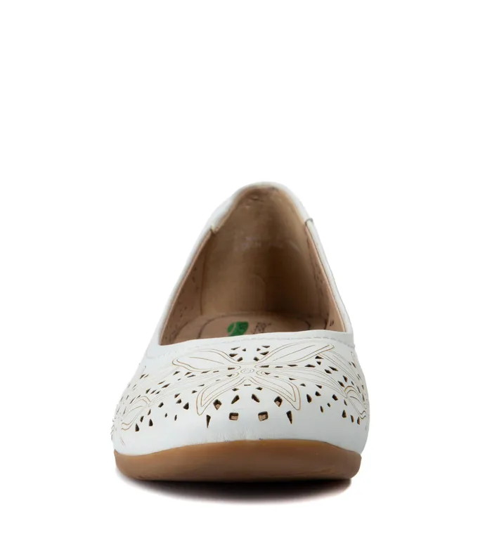 Women Baretraps Flats and Loafers Mariah Casual Flat White